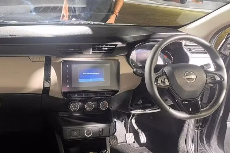 Theo hãng Nissan, thiết kế nội thất của Gravite được thiết kế chu đáo, rộng rãi cùng hệ thống điều hòa được tối ưu cho khí hậu nhiệt đới giúp đảm bảo sự thoải mái cho tất cả hành khách. Bên cạnh đó là nhiều hộc chứa đồ nhằm tăng thêm tính tiện dụng và thuận tiện.