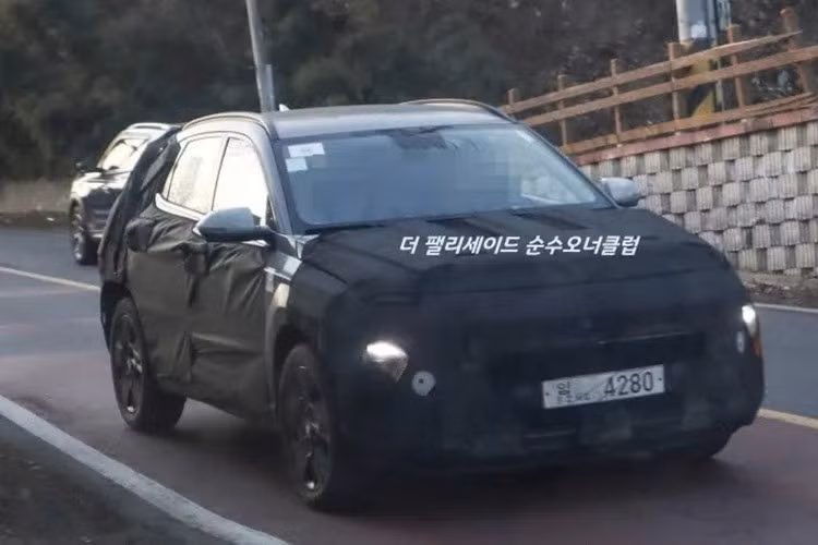 Phần đầu xe được dự đoán sẽ có cụm đèn thanh mảnh hơn, bố cục mới hiện đại hơn theo triết lý thiết kế mới của Hyundai. Tỷ lệ thân xe có xu hướng thẳng đứng hơn, tạo cảm giác bề thế và mạnh mẽ hơn khi nhìn trực diện.