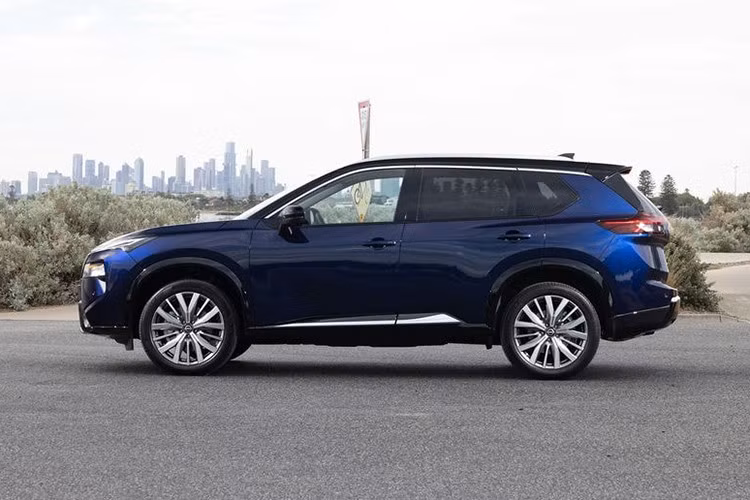 Sự xuất hiện của X-Trail 2026 diễn ra trong bối cảnh Nissan Australia liên tục làm mới danh mục sản phẩm. Trước đó, hãng đã giới thiệu Qashqai 2026 với công nghệ e-Power nội địa hóa một phần, đồng thời chuẩn bị tung ra Navara hoàn toàn mới vào tháng 3/2026.