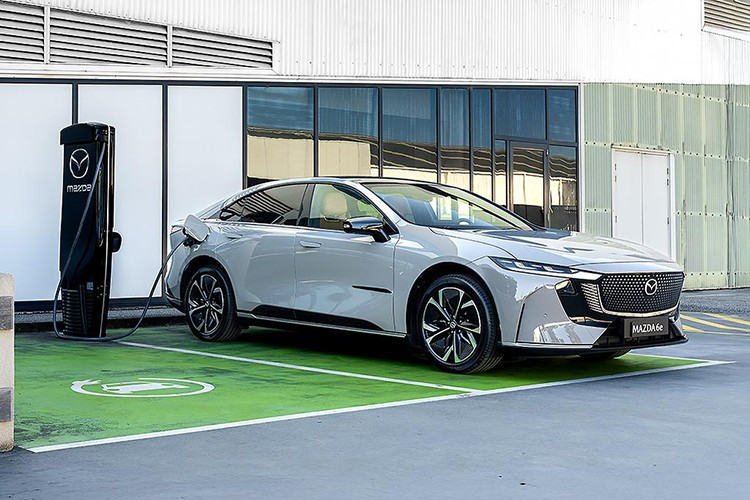 Đáng chú ý, 300 khách hàng đầu tiên đặt mua Mazda 6e 2026 phiên bản GT sẽ được nâng cấp miễn phí lên bản cao cấp Atenza, động thái được xem là “đòn bẩy” để Mazda tạo sức hút ban đầu cho mẫu xe điện chiến lược này.