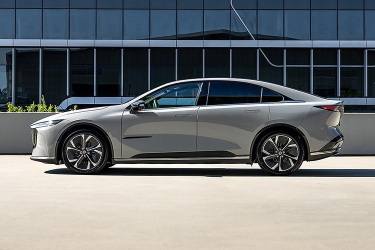 Mazda 6e 2026 chạy điện là kết quả hợp tác giữa Mazda và hãng xe Trung Quốc Changan, phát triển trên nền tảng EV dùng chung với Deepal L07. Trước đó, mẫu xe này đã xuất hiện tại Trung Quốc dưới tên gọi Mazda EZ-6.