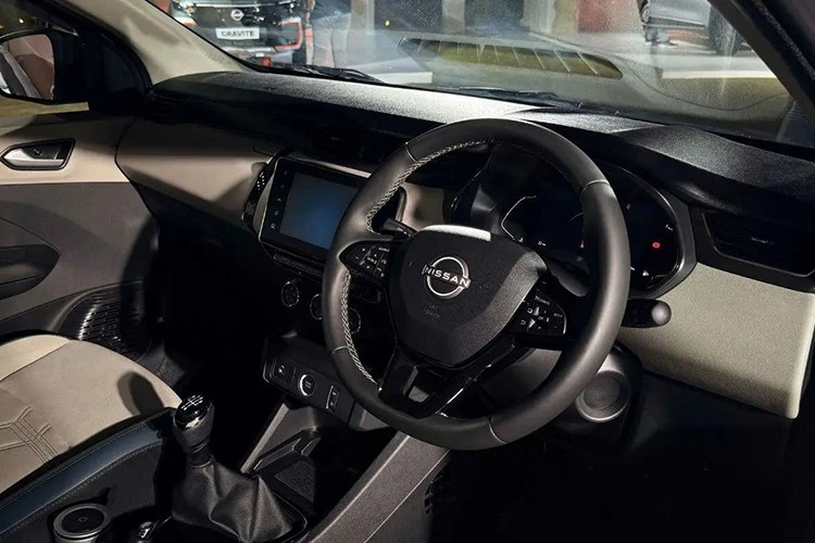 Nissan Gravite được thiết kế để thích nghi linh hoạt với cả việc đi lại hằng ngày lẫn những chuyến đi dài của gia đình. Cấu hình ghế linh hoạt cho phép chở tối đa 7 người. Hàng ghế thứ 2 hỗ trợ trượt và ngả lưng trong khi hàng ghế thứ 3 có thể tháo rời để mở rộng dung tích khoang hành lý lên tới 625 lít.