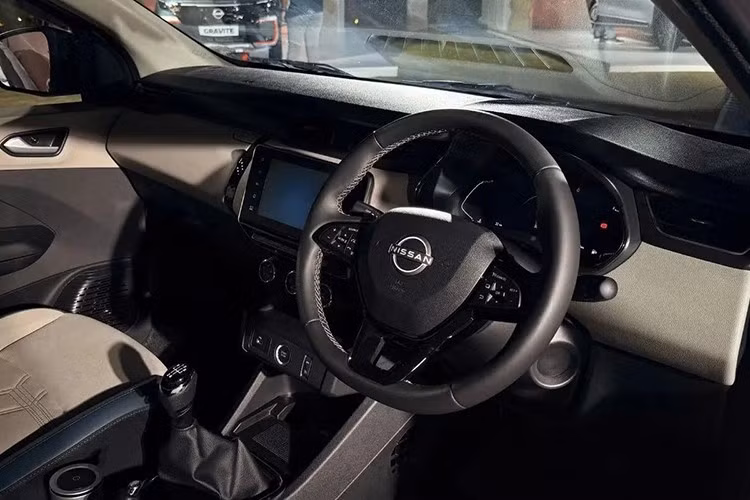 Nissan Gravite được thiết kế để thích nghi linh hoạt với cả việc đi lại hằng ngày lẫn những chuyến đi dài của gia đình. Cấu hình ghế linh hoạt cho phép chở tối đa 7 người. Hàng ghế thứ 2 hỗ trợ trượt và ngả lưng trong khi hàng ghế thứ 3 có thể tháo rời để mở rộng dung tích khoang hành lý lên tới 625 lít.