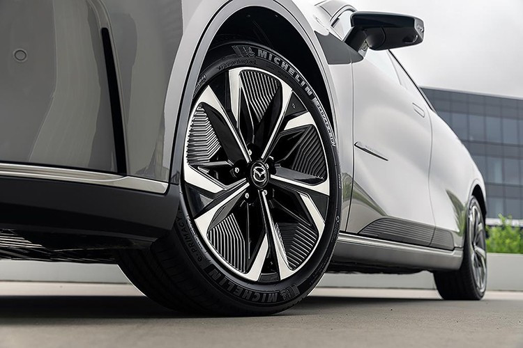 Mazda 6e 2026 sử dụng hệ dẫn động cầu sau với mô-tơ điện công suất 255 mã lực, mô-men xoắn 290 Nm. Xe được trang bị bộ pin Lithium Iron Phosphate (LFP) dung lượng 78 kWh, cho phạm vi hoạt động tối đa 560 km theo chuẩn WLTP.