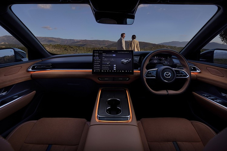 Phiên bản GT đã sở hữu bảng đồng hồ kỹ thuật số 10,2 inch, màn hình trung tâm 14,6 inch, mâm 19 inch, camera 360 độ, màn hình hiển thị thông tin thực tế tăng cường (AR-HUD), chìa khóa thông minh và Apple CarPlay/Android Auto không dây.