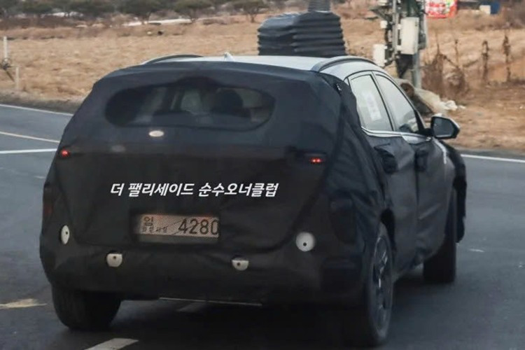 Dựa trên những hình ảnh chạy thử được ghi lại, bản dựng của mẫu SUV Hyundai Kona thế hệ mới cho thấy nhiều chi tiết chịu ảnh hưởng từ Crater Concept – mẫu xe từng thể hiện tầm nhìn thiết kế táo bạo của Hyundai.
