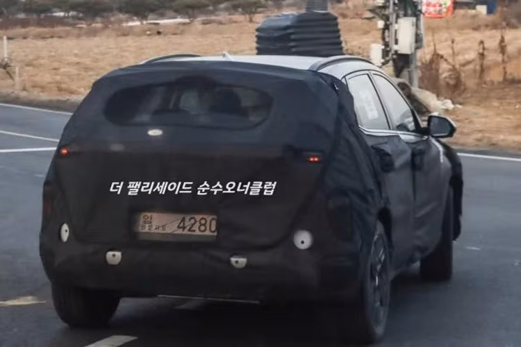 Dựa trên những hình ảnh chạy thử được ghi lại, bản dựng của mẫu SUV Hyundai Kona thế hệ mới cho thấy nhiều chi tiết chịu ảnh hưởng từ Crater Concept – mẫu xe từng thể hiện tầm nhìn thiết kế táo bạo của Hyundai.