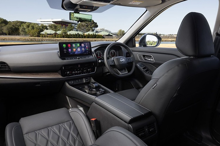 Bảng màu ngoại thất bổ sung hai lựa chọn mới là Deep Ocean Blue và Everest White. Bên trong, phiên bản cao cấp Ti-L có thêm tông màu nội thất Chestnut thay cho màu Tan trước đây.