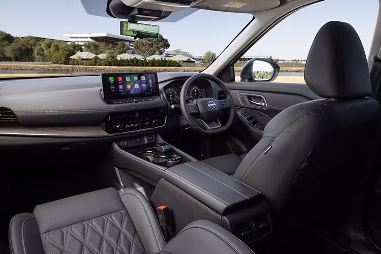 Bảng màu ngoại thất bổ sung hai lựa chọn mới là Deep Ocean Blue và Everest White. Bên trong, phiên bản cao cấp Ti-L có thêm tông màu nội thất Chestnut thay cho màu Tan trước đây.