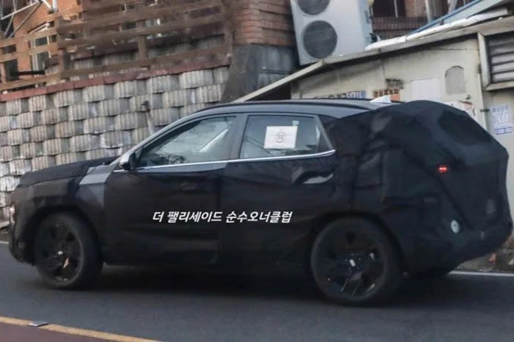 Từ những hình ảnh nguyên mẫu, Kona thế hệ mới có thể tăng nhẹ kích thước tổng thể nhằm cải thiện không gian nội thất – yếu tố ngày càng được khách hàng trong phân khúc SUV đô thị quan tâm.