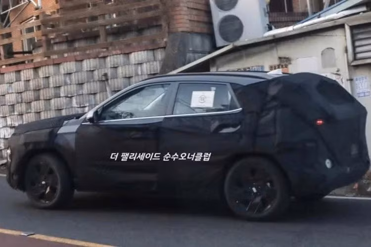 Từ những hình ảnh nguyên mẫu, Kona thế hệ mới có thể tăng nhẹ kích thước tổng thể nhằm cải thiện không gian nội thất – yếu tố ngày càng được khách hàng trong phân khúc SUV đô thị quan tâm.