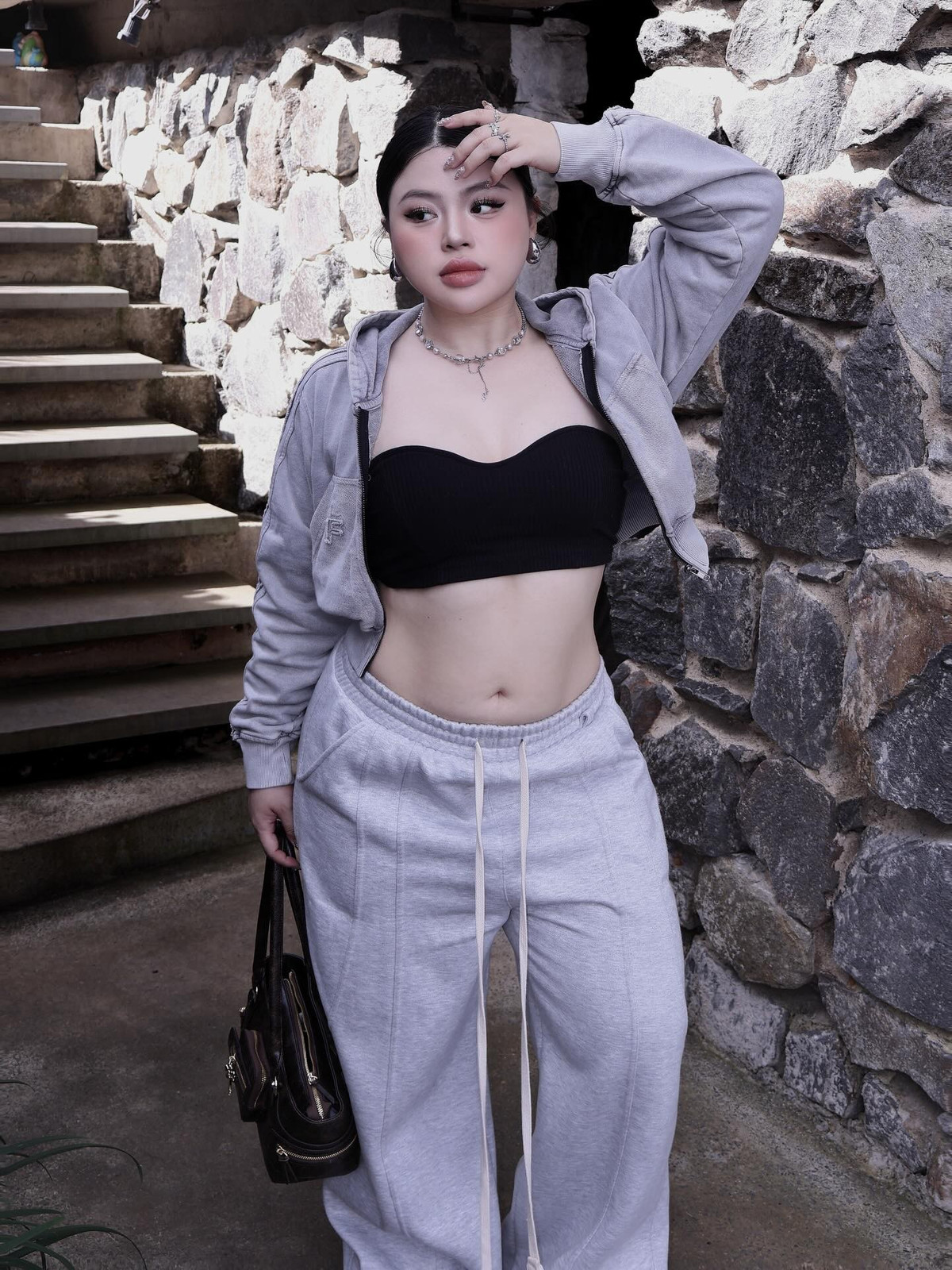 Dù không sở hữu thân hình “mình hạc xương mai”, Hữu Vi vẫn ghi điểm nhờ gu ăn mặc thời thượng, bắt kịp xu hướng và phù hợp với vóc dáng bigsize.