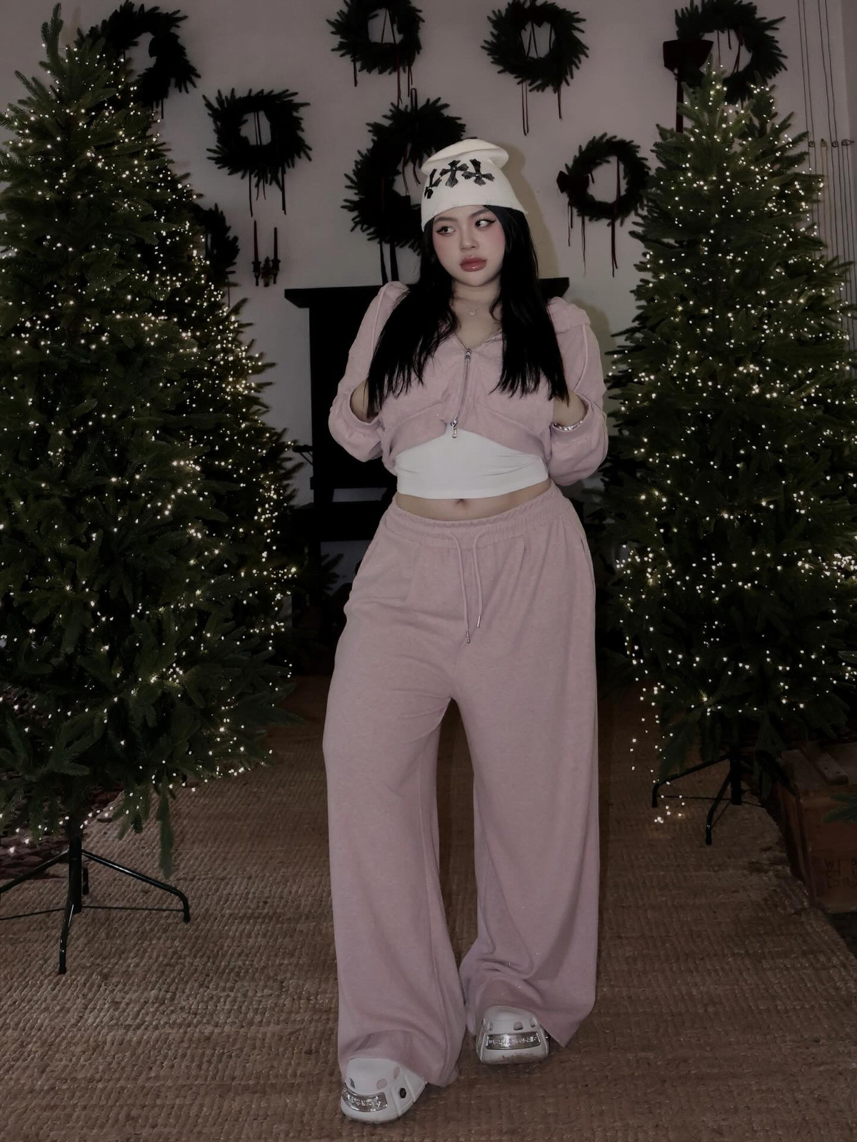 Không dừng lại ở vai trò một hot girl mạng xã hội, Hữu Vi còn nhận được nhiều lời mời chụp ảnh quảng cáo cho các thương hiệu nội y và thời trang.