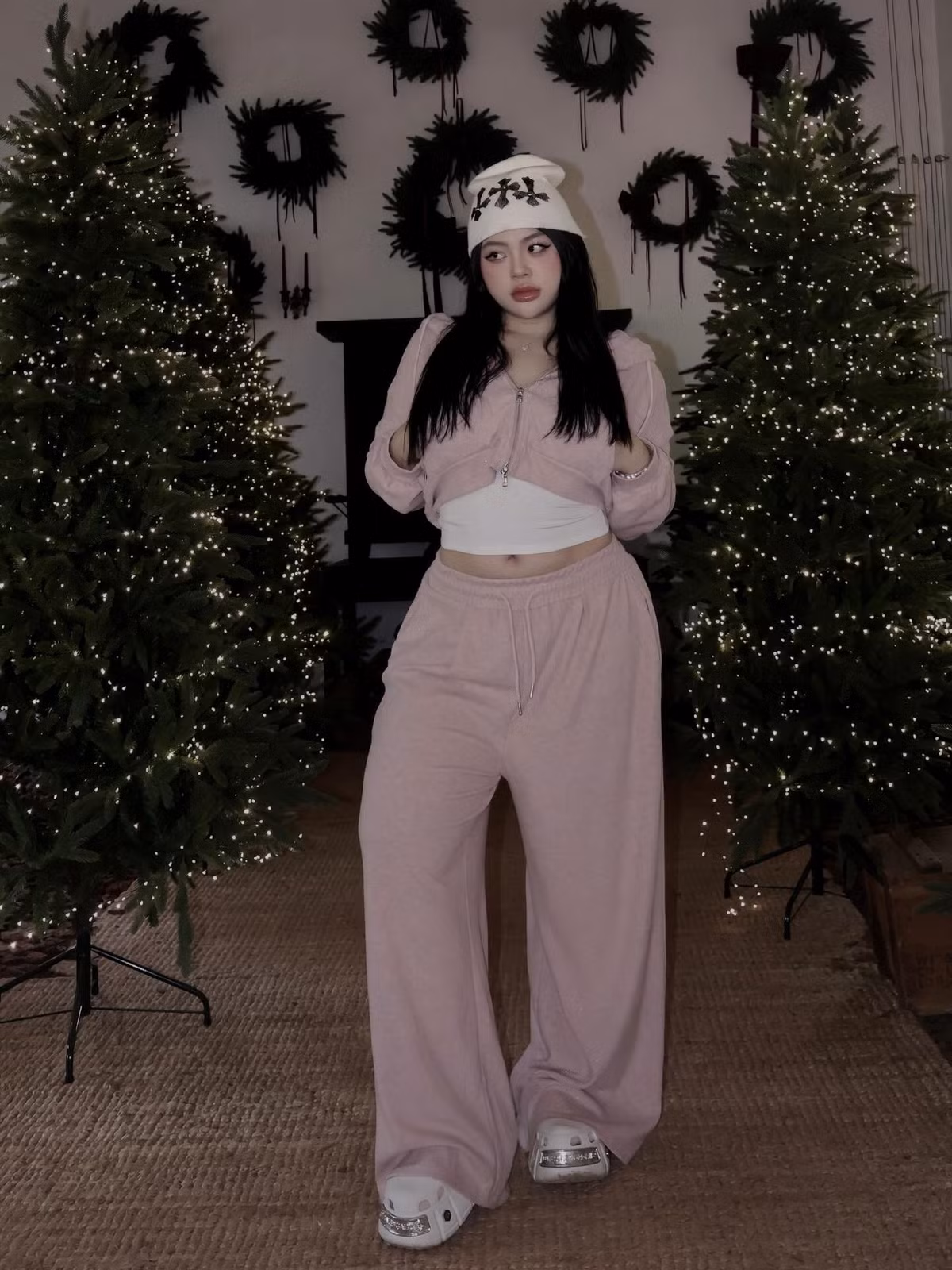 Không dừng lại ở vai trò một hot girl mạng xã hội, Hữu Vi còn nhận được nhiều lời mời chụp ảnh quảng cáo cho các thương hiệu nội y và thời trang.