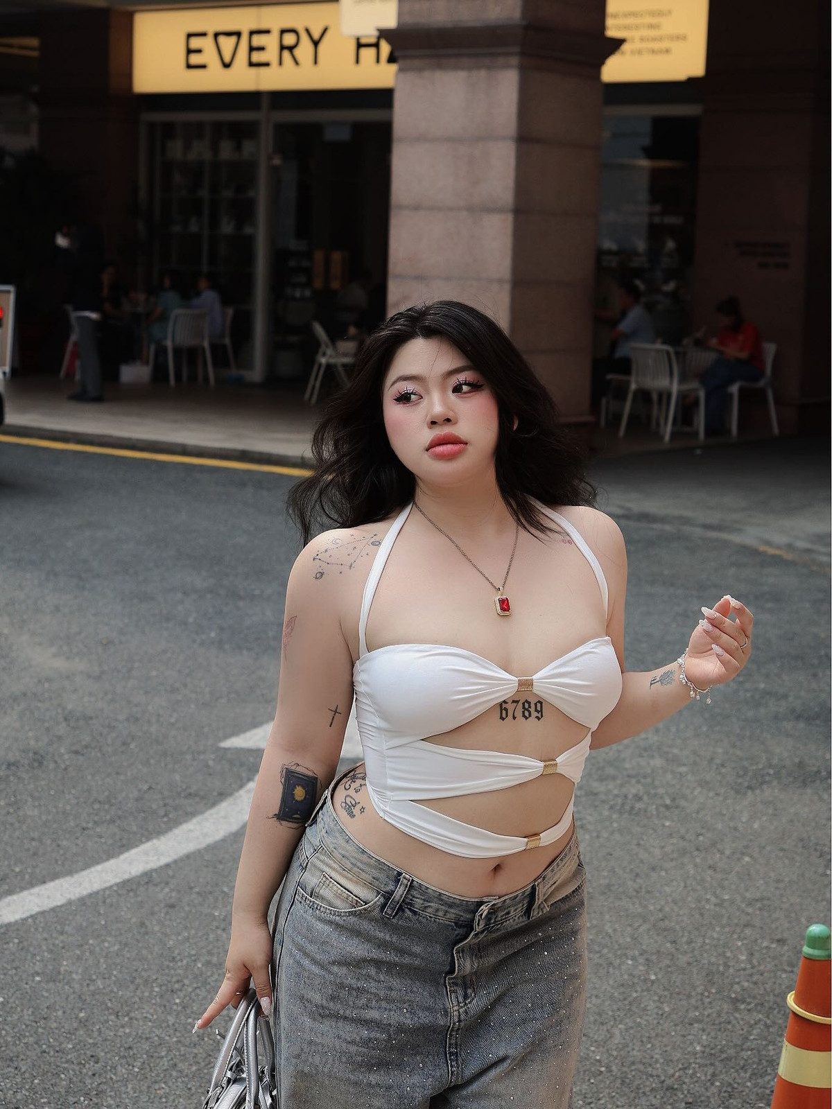 Hot girl ngoại cỡ đến từ Lâm Đồng có tên Cố Hữu Vi không ngần ngại lựa chọn những thiết kế cắt xẻ mạnh, khoe trọn vóc dáng mũm mĩm cùng thần thái tự tin hiếm thấy, phá vỡ nhiều định kiến quen thuộc về chuẩn mực cái đẹp.