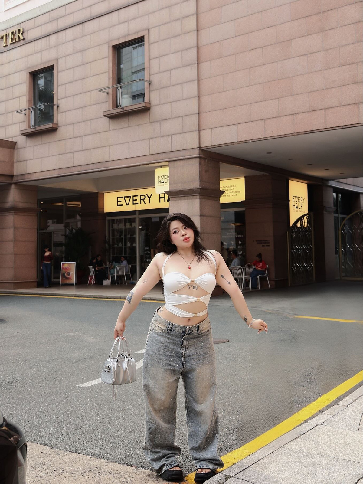 Thiết kế tưởng chừng “kén dáng” lại được Hữu Vi chinh phục trọn vẹn nhờ cách phối đồ tinh tế và phong thái thoải mái.