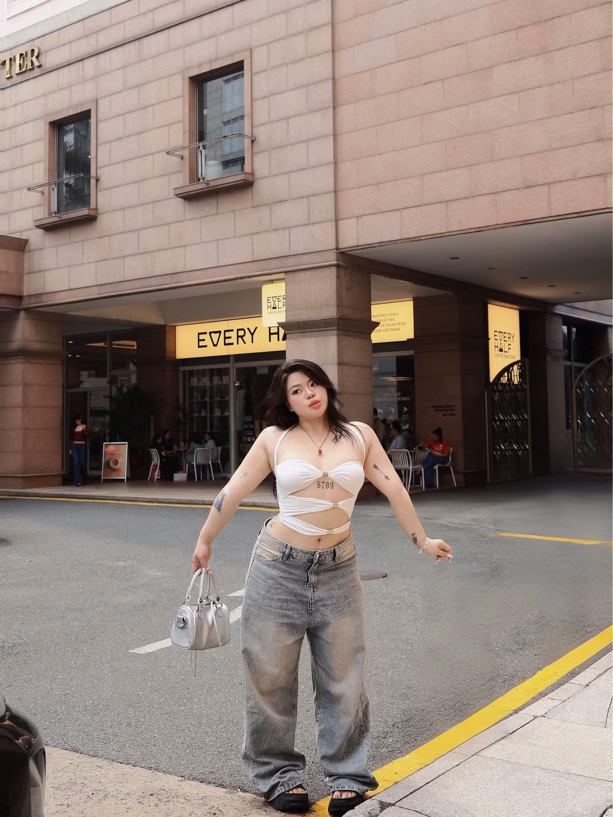 Thiết kế tưởng chừng “kén dáng” lại được Hữu Vi chinh phục trọn vẹn nhờ cách phối đồ tinh tế và phong thái thoải mái.