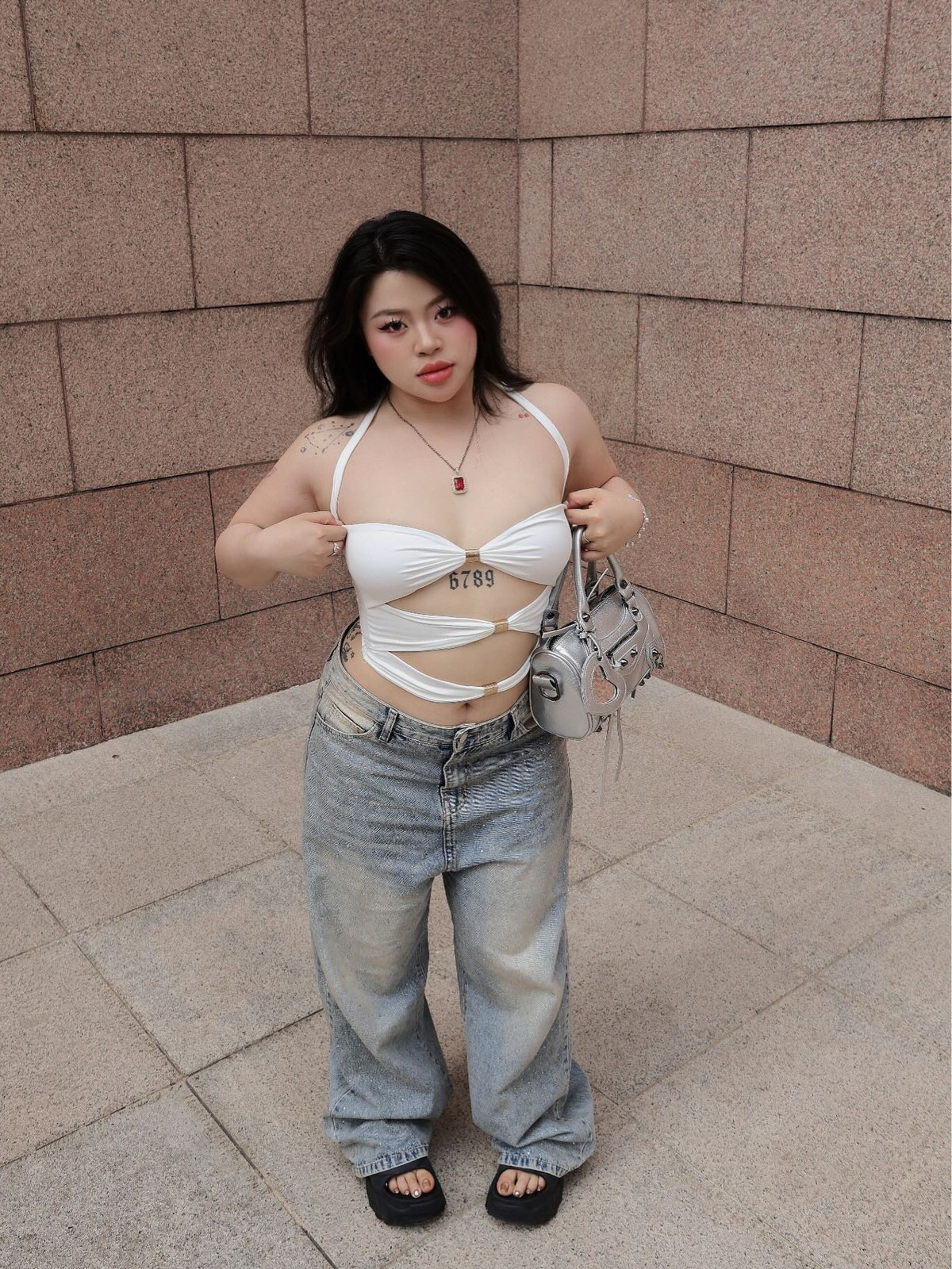 Thay vì che giấu khuyết điểm hình thể, Hữu Vi lựa chọn cách tôn vinh cơ thể mình một cách văn minh và thời trang.