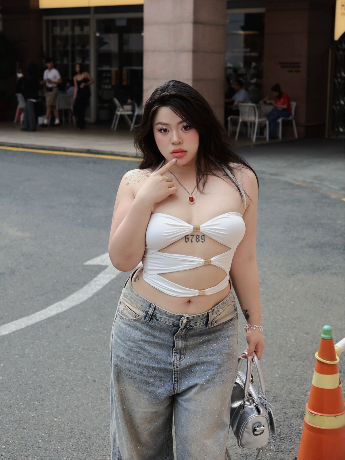 Làn da sáng, gương mặt đầy đặn với đường nét hài hòa, đôi mắt to tròn cùng lối trang điểm sắc sảo giúp Hữu Vi toát lên vẻ cuốn hút rất riêng.