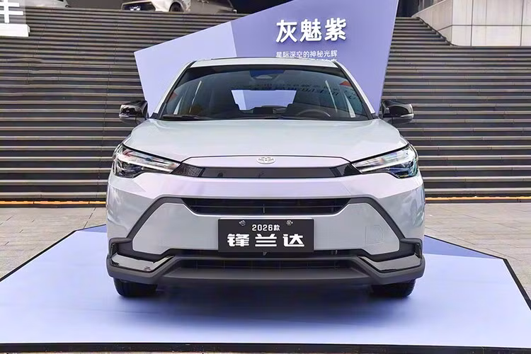 Về thiết kế, Toyota Frontlander 2026 nâng cấp có kích thước tổng thể dài x rộng x cao lần lượt là 4.490 x 1.825 x 1.625 mm, chiều dài cơ sở đạt 2.640 mm. So với bản tiền nhiệm, xe dài hơn 5 mm. Xe được loại bỏ lưới tản nhiệt truyền thống, thay bằng cản trước liền khối phong cách hiện đại. Logo Toyota được dời lên nắp ca-pô, mang đến diện mạo mới lạ so với Corolla Cross bản quốc tế.