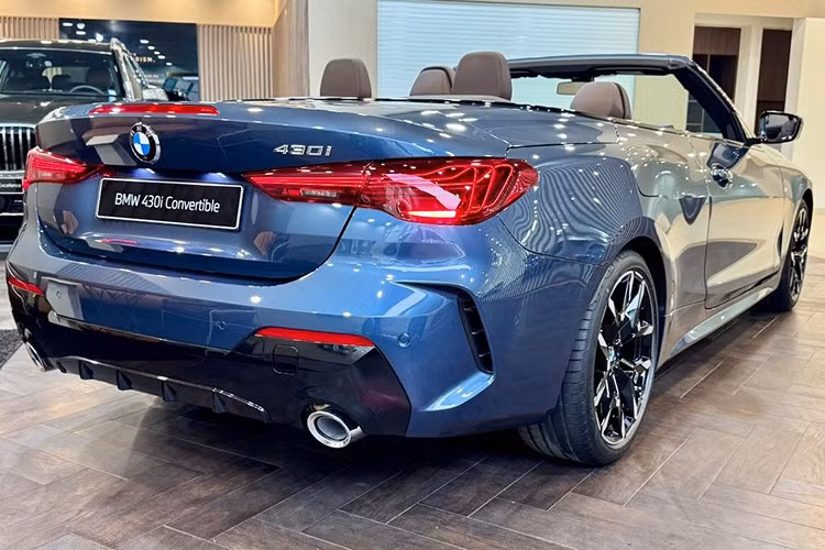 Dưới nắp ca-pô của BMW 430i Convertible 2025 vẫn là khối động cơ I4 2.0L tăng áp, sản sinh công suất 258 mã lực và mô-men xoắn cực đại 400 Nm. Sức mạnh được truyền qua hộp số tự động 8 cấp đến cầu sau, cho khả năng tăng tốc từ 0-100 km/h chỉ trong 2,4 giây, tốc độ tối đa giới hạn điện tử 250 km/h.