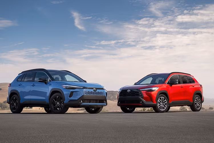 Toyota vừa chính thức giới thiệu phiên bản nâng cấp của Corolla Cross 2026 và Corolla Cross Hybrid 2026 tại thị trường Mỹ, với mức giá khởi điểm lần lượt là 24.635 USD và 28.995 USD (khoảng 645 - hơn 759 triệu đồng.