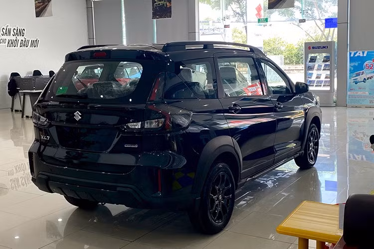 Các tính năng hỗ trợ vận hành trên Suzuki XL7 Hybrid Black Edition bao gồm tính năng dừng tạm thời Idle Stop, điều khiển hành trình Cruise Control, đèn pha tự động tích hợp đèn dẫn hướng. Suzuki XL7 Hybrid Black Edition cũng trang bị các tính năng an toàn tiêu chuẩn với 2 túi khí...