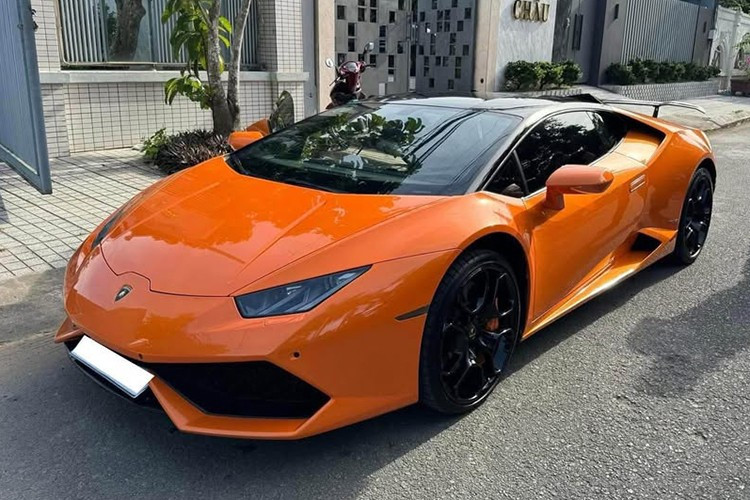 Lamborghini Huracan LP610-4 là 1 chiếc siêu xe rất đẹp mắt tại Việt Nam hiện nay, rất dễ sở hữu vì giá bán khá hấp dẫn, chỉ loanh quanh từ 7 đến 8 tỷ đồng đã có xe trải nghiệm, nhưng bạn phải là người quyết đoán, nếu không sẽ chậm chân so với các tay chơi khác.