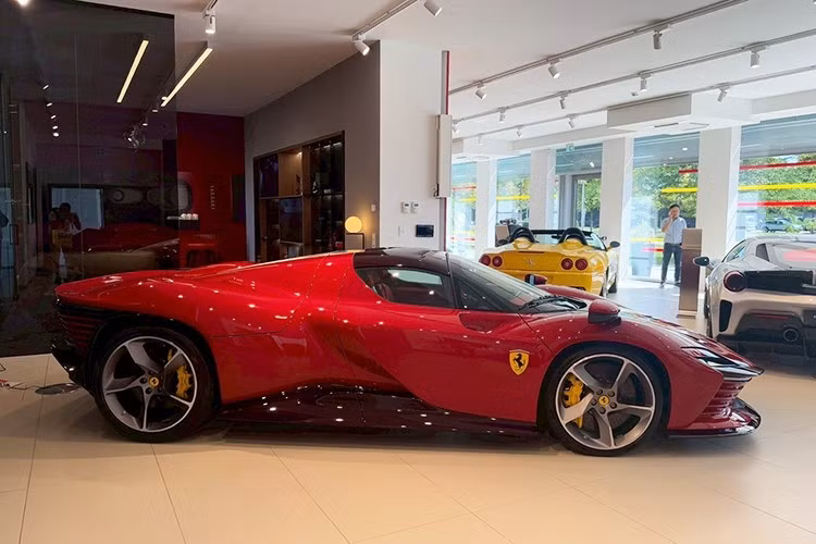 Cùng với Việt Nam, Thái Lan là 1 trong các nước có thuế siêu xe cao nhất thế giới, vì thế, doanh nhân này đã mua xe Ferrari Daytona SP3 tại 1 đại lý ở Đức, và sẽ để đây để trải nghiệm, thay vì mang về quê nhà để đăng ký thì sẽ chịu 1 mức thuế vô cùng lớn.