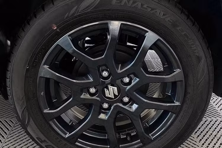 Là một mẫu xe MPV gầm cao lai SUV, Suzuki XL7 Hybrid Black Edition sở hữu kích thước dài x rộng x cao lần lượt 4.450 x 1.775 x 1.710 mm và khoảng sáng gầm 200 mm, giúp xe dễ dàng di chuyển trên mọi địa hình.