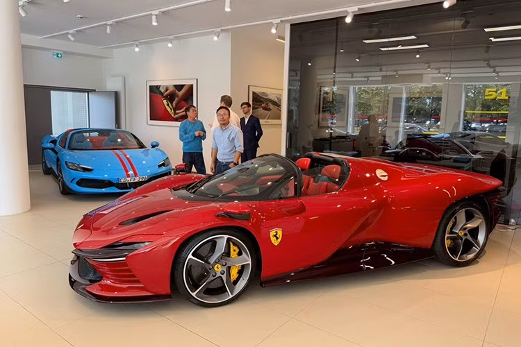 Tin tức này nhanh chóng thu hút sự quan tâm của giới truyền thông cũng như các tín đồ mê xe nước bạn, mẫu xe Ferrari Daytona SP3 có giá 2,3 triệu USD (khoảng hơn 60 tỷ đồng), và nếu bạn là người nằm trong số các khách hàng được chọn mua, garage xe phải có Monza SP.