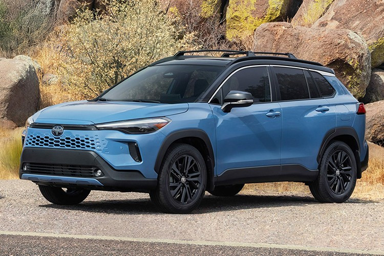 Về ngoại thất, xe có thêm mới màu Cavalry Blue có thể phối mái đen Jet Black cho bản hybrid SE và XSE. Hai thiết kế mâm 18 inch mới cũng được bổ sung, gồm màu xám đậm và đen bóng thể thao.