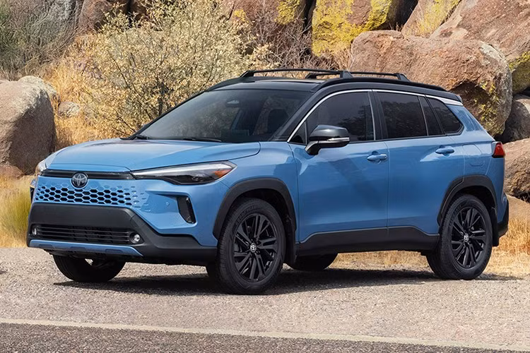 Về ngoại thất, xe có thêm mới màu Cavalry Blue có thể phối mái đen Jet Black cho bản hybrid SE và XSE. Hai thiết kế mâm 18 inch mới cũng được bổ sung, gồm màu xám đậm và đen bóng thể thao.