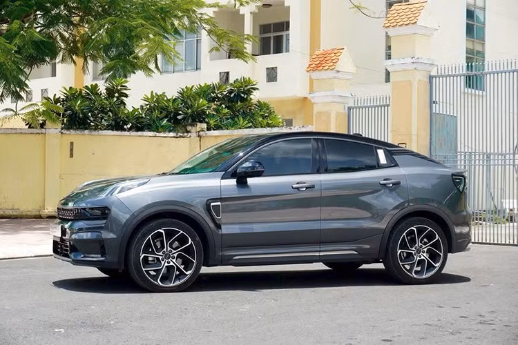 Trong khi đó, giá niêm yết của Lynk &amp; Co 05 mới là 1,599 tỷ đồng. Nếu hoàn tất đăng ký và nộp các loại phí tại Hà Nội, người mua phải chi khoảng 1,8 tỷ đồng. Như vậy, lựa chọn mua chiếc xe cũ này có thể giúp tiết kiệm tới 380 triệu đồng.