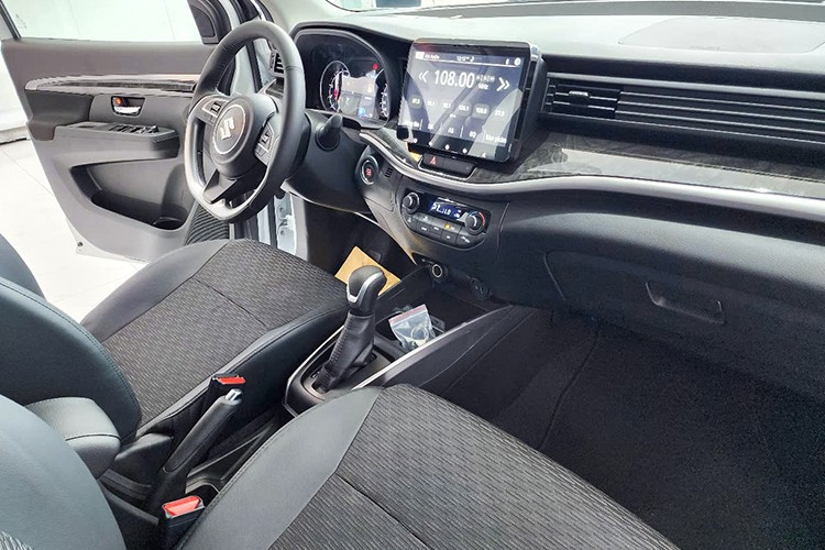 Các tiện nghi và tính năng vận hành khác trên Suzuki XL7 Hybrid Black Edition vẫn không đổi, nội thất với ghế bọc nỉ, màn hình giải trí cảm ứng trung tâm 10 inch hỗ trợ kết nối Apple CarPlay và Android Auto không dây, âm thanh 6 loa, điều hòa tự động…