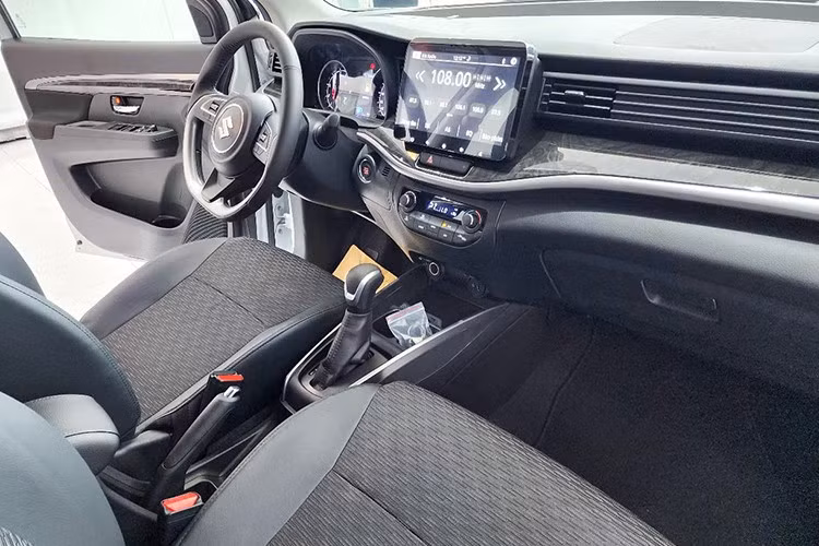 Các tiện nghi và tính năng vận hành khác trên Suzuki XL7 Hybrid Black Edition vẫn không đổi, nội thất với ghế bọc nỉ, màn hình giải trí cảm ứng trung tâm 10 inch hỗ trợ kết nối Apple CarPlay và Android Auto không dây, âm thanh 6 loa, điều hòa tự động…