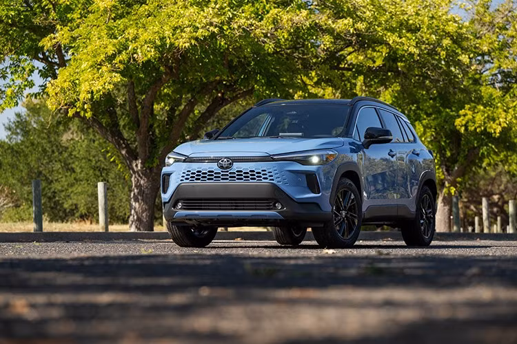 Về ngoại thất, bản hybrid nổi bật với lưới tản nhiệt đồng màu thân xe mang phong cách hiện đại, trong khi bản xăng sử dụng lưới tản nhiệt rộng và khỏe khoắn hơn. Tất cả phiên bản đều có đèn LED ban ngày mới.