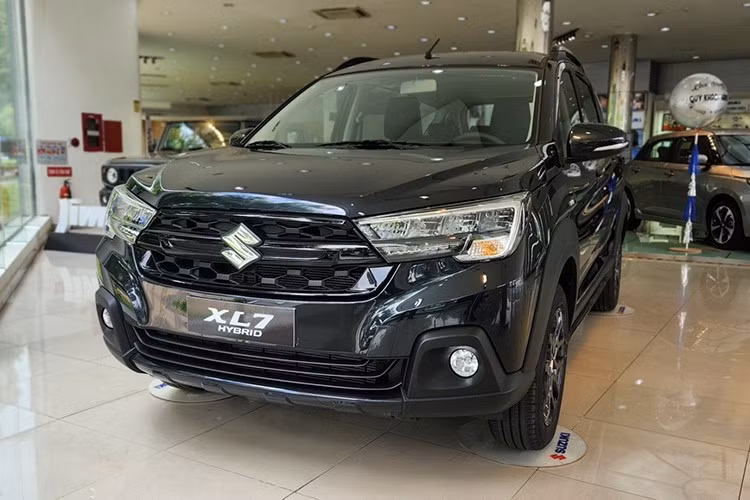 Ngoài ra, xe còn có Hệ thống phanh ABS, EBD, Hỗ trợ lực phanh khẩn cấp, Hệ thống cân bằng điện tử, Kiểm soát lực kéo, Hỗ trợ khởi hành ngang dốc, Camera và cảm biến lùi. Hiện tại Suzuki XL7 Hybrid Black Edition đã có mặt tại đại lý với giá bán không đổi 599,9 triệu đồng.