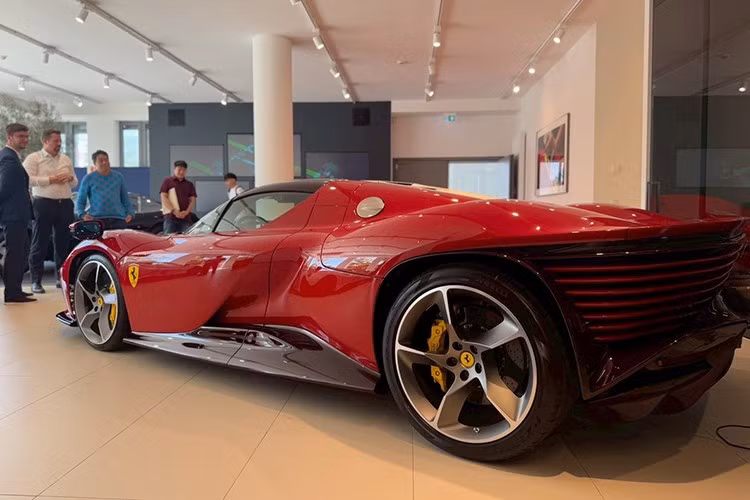 Với siêu phẩm Ferrari Daytona SP3, sản phẩm này đặc biệt hơn rất nhiều, vì là bản coupe lai mui trần, tức 2 bản gộp chung lại với nhau, nên con số giới hạn 599 chiếc sẽ không phải là quá nhiều, vì lẽ đó việc Ferrari Daytona SP3 có giá gấp 2, 3 thậm chí 4 lần giá khởi điểm trong vài năm nữa, sẽ không phải là câu chuyện trong mơ nữa.