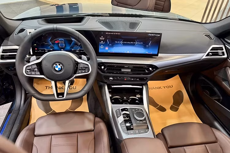Bên trong khoang lái, BMW 430i Convertible 2025 được hoàn thiện với chất liệu da Nappa cao cấp, đi kèm vô-lăng M-Sport kiểu D-Cut thể thao hơn và lẫy chuyển số. Đáng chú ý, bản nâng cấp lần này bổ sung cụm phím điều khiển dành cho hệ thống kiểm soát hành trình thích ứng, cho phép người lái dễ dàng thiết lập khoảng cách và giới hạn tốc độ trong gói hỗ trợ ADAS.
