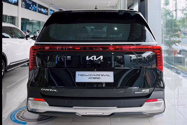 Từ những đặc điểm này, dễ dàng nhận ra đây chính là Carnival Hi Limousine - phiên bản từng gây chú ý tại Hàn Quốc. Mẫu xe này được dự đoán sẽ có khoang nội thất rộng rãi hơn nhờ trần cao, kèm theo nhiều tiện nghi vượt trội so với bản HEV.