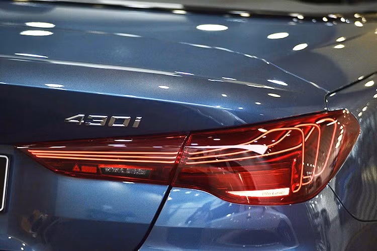 Hai bên hông xe còn có logo ///M, nhấn mạnh chất thể thao của mẫu mui trần hạng sang. Phía sau, cụm đèn hậu lại gây ấn tượng khi sử dụng đèn Laser, mang đến hiệu ứng thị giác sắc sảo và hiện đại hơn.