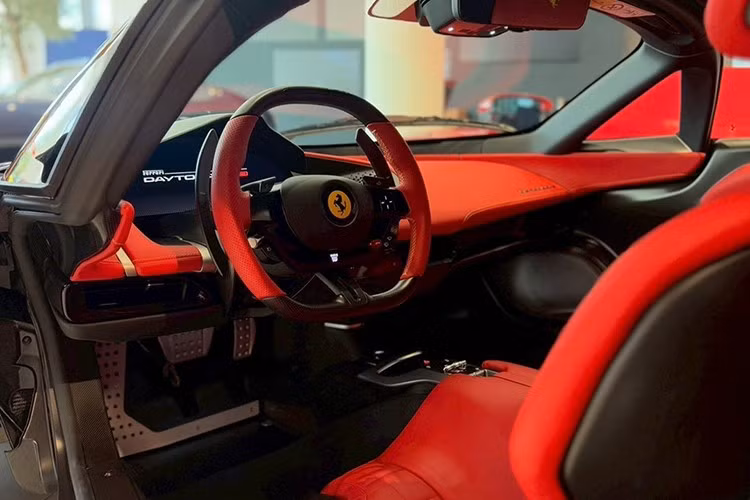 Phần đuôi xe Ferrari Daytona SP3 gây ấn tượng với thiết kế gần giống một chiếc xe concept dải đèn LED nằm ngang tích hợp đèn hậu, cánh gió có thể đóng mở theo tốc độ và phía dưới có các bộ khuếch tán gió làm bằng sợi carbon. Ngoài ra, bộ la-zăng 5 chấu đi kèm lốp Pirelli P Zero Corsa được phát triển riêng cho Daytona SP3.