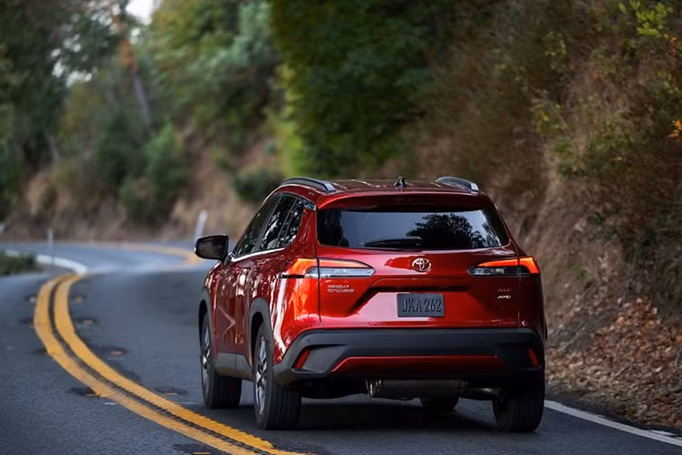 Corolla Cross Hybrid 2026 cũng có ba phiên bản S, SE và XSE, tất cả đều trang bị hệ dẫn động AWD điện tử. Xe sử dụng hệ thống hybrid thế hệ thứ 5, kết hợp động cơ xăng 2.0L với ba mô-tơ điện và hộp số e-CVT.