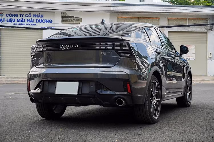 Sự xuất hiện của những chiếc Lynk &amp; Co 05 đời 2024 với "giá mềm" trên thị trường xe cũ mang đến cơ hội sở hữu mẫu SUV coupe cao cấp với chi phí hợp lý hơn so với xe mới.