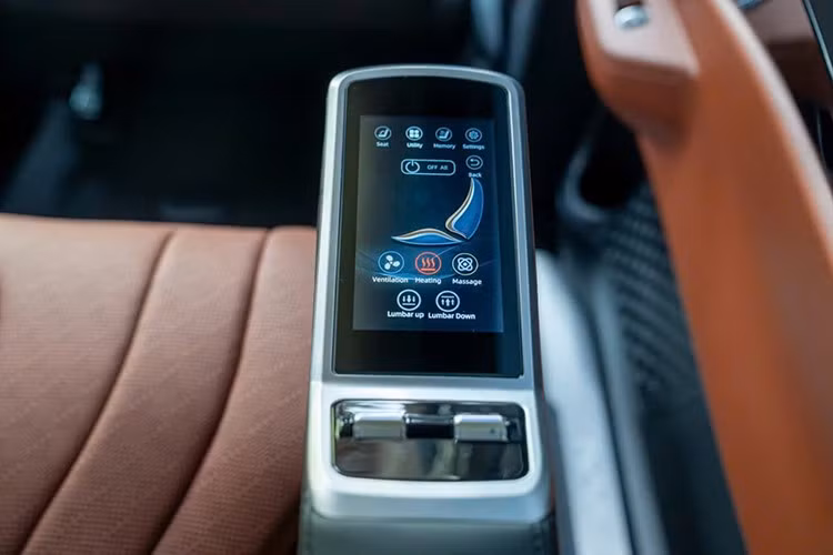 Carnival HEV sử dụng động cơ xăng tăng áp Smartstream 1.6L kết hợp với mô-tơ điện, cho tổng công suất 242 mã lực và mô-men xoắn 367 Nm. Hệ thống pin 1,49 kWh không chỉ giúp xe tăng hiệu suất vận hành mà còn tối ưu mức tiêu hao nhiên liệu, chỉ 4,95 lít/100 km trên đường hỗn hợp.