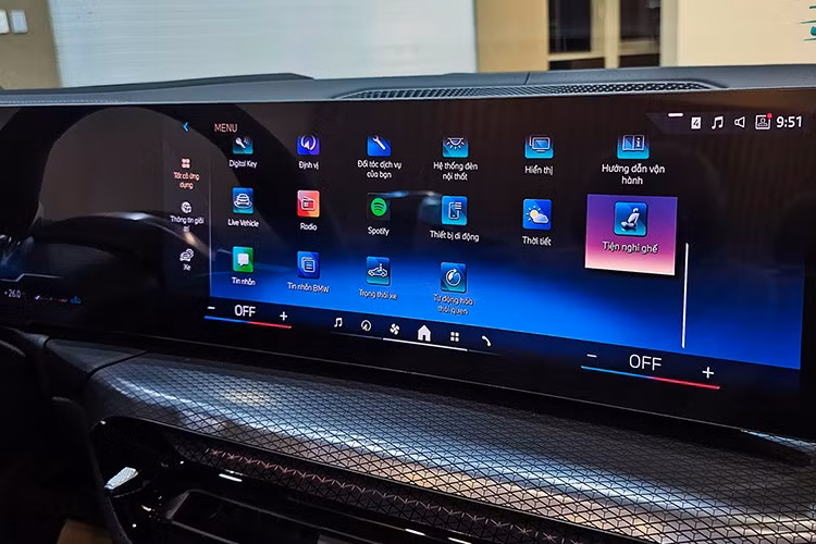 Ngoài ra, xe còn sở hữu loạt tiện nghi hiện đại như ghế trước chỉnh điện kèm nhớ 2 vị trí, điều hòa tự động, sạc không dây cho điện thoại, phanh tay điện tử tích hợp chế độ Auto Hold,...