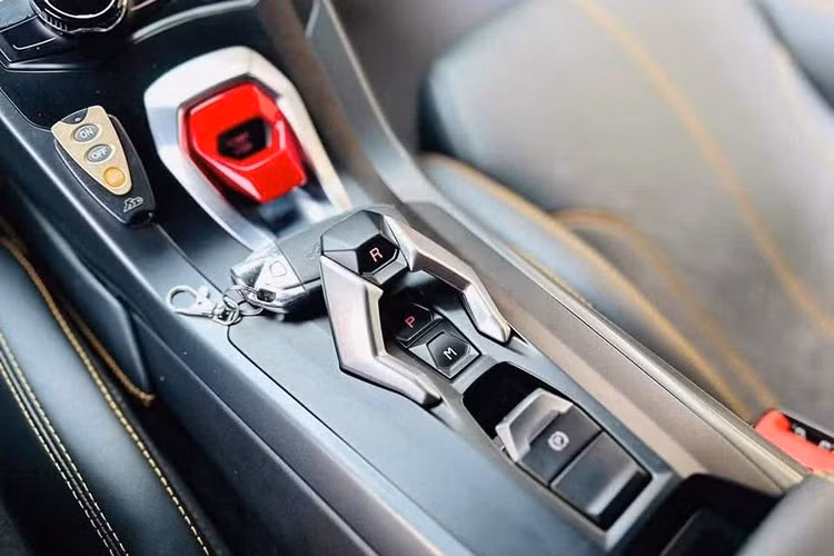 Lamborghini Huracan LP610-4 đang được rao bán với mức giá 8,5 tỷ đồng trong bài sở hữu động cơ V10, dung tích 5.2 lít, sản sinh công suất tối đa 610 mã lực tại vòng tua máy 8.250 vòng/phút và mô-men xoắn cực đại 560 Nm tại vòng tua máy 6.500 vòng/phút.