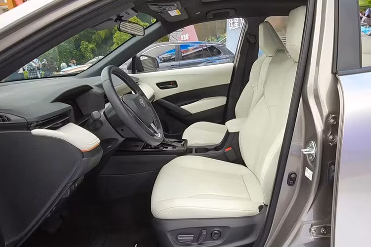 Cửa gió điều hòa của xe được làm mỏng hơn, ngoài ra còn bổ sung thêm đèn viền nội thất 64 màu. Cụm đồng hồ kỹ thuật số kích thước 8,8 inch được giữ lại, nhỏ hơn loại 12,3 inch trên Corolla Cross bán tại Việt Nam. Ngoài ra, bệ trung tâm được làm bóng bẩy hơn, tích hợp đế sạc không dây.