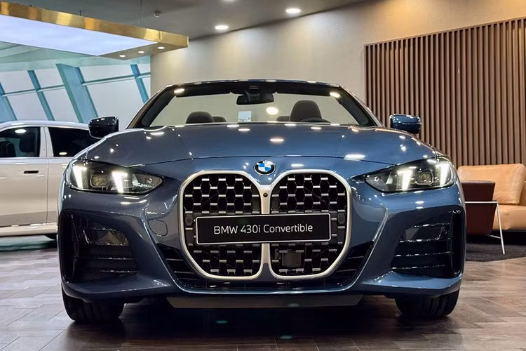 Những chiếc BMW 430i Convertible 2025 đã được đưa về các đại lý chính hãng trên toàn quốc với giá niêm yết 3,399 tỷ đồng, sẵn sàng bàn giao ngay cho khách hàng. Đây là phiên bản nâng cấp mới dành cho thị trường Việt Nam, bổ sung công nghệ và trang bị hiện đại.